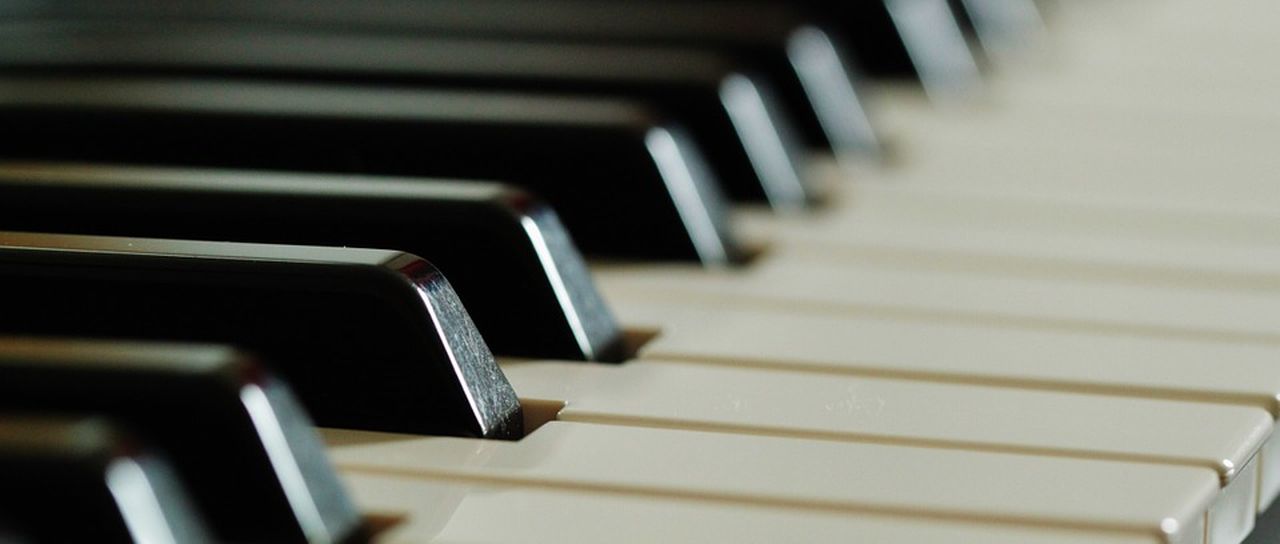 Музыкальной школе подарили пианино