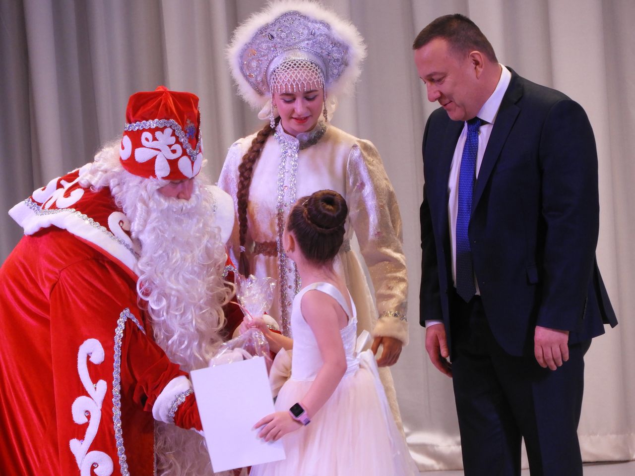 Мэр провел новогодний прием для детей, которые отличились в 2019 году