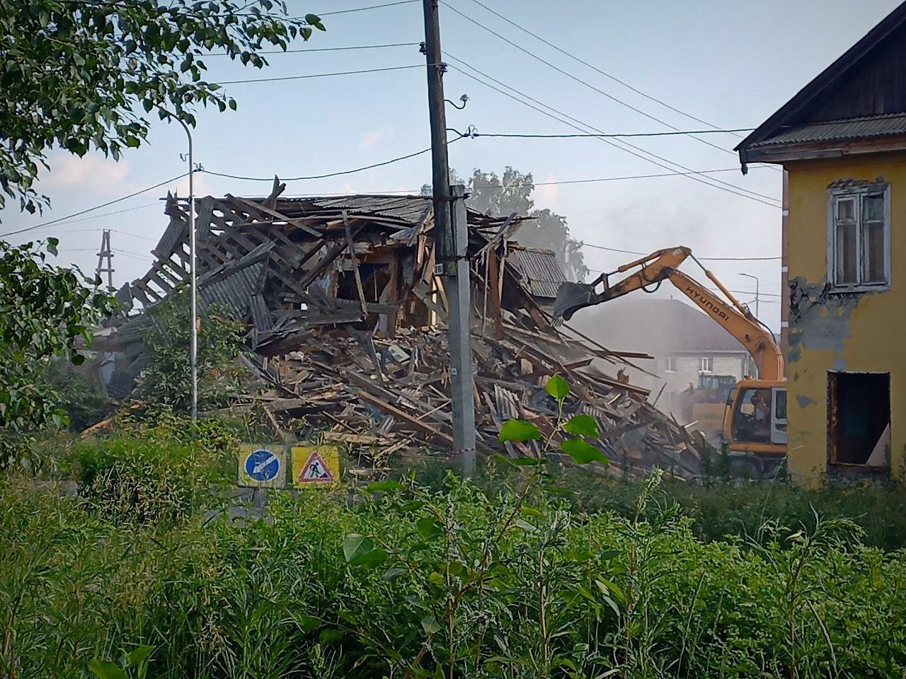 В Карпинске снесли аварийный дом по Нахимова