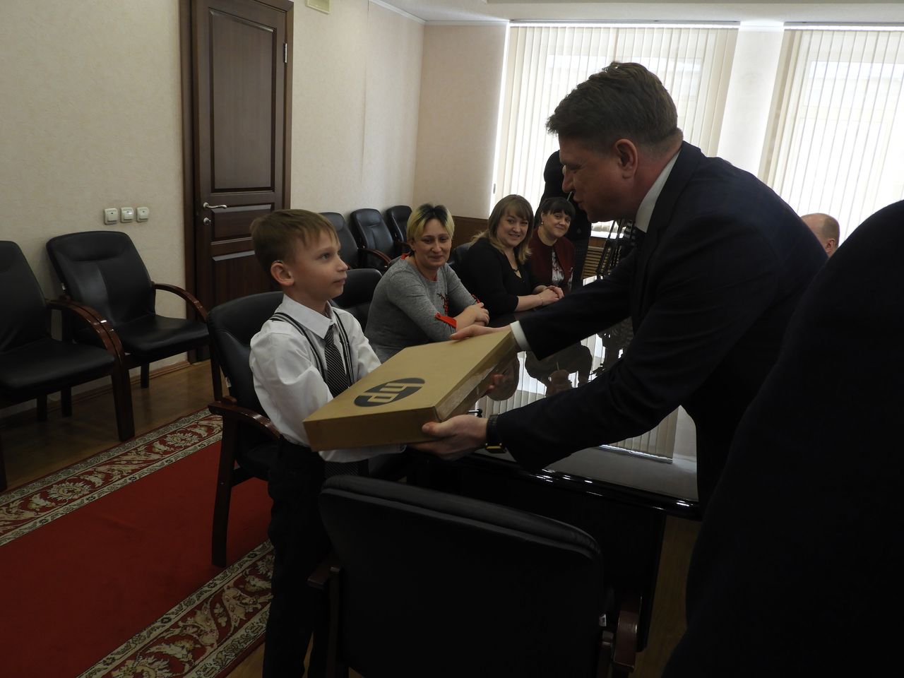 8-летнему карпинцу вручили подарок от губернатора Свердловской области