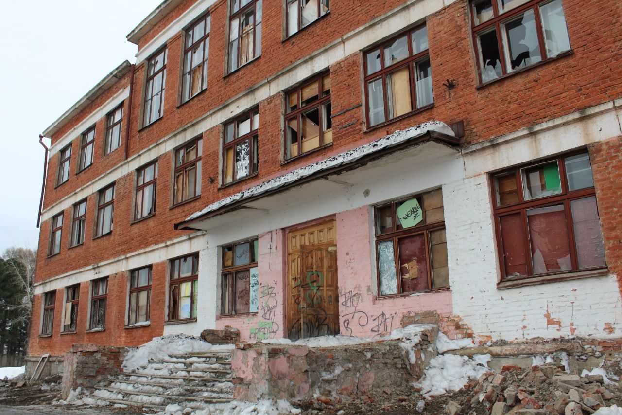 В Карпинске начался капитальный ремонт школы №38. Показываем, что сейчас происходит внутри