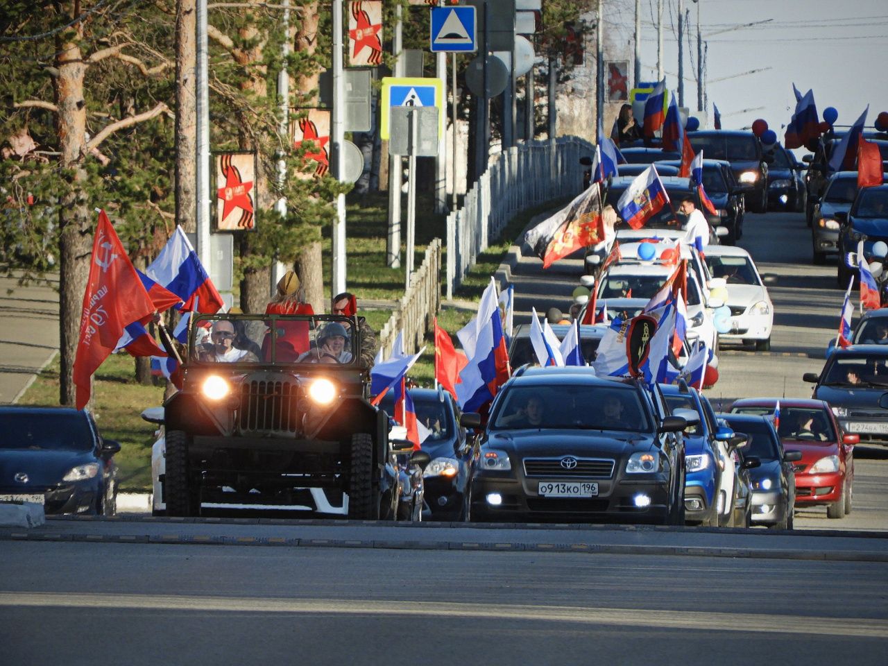 Карпинские автомобилисты проехались по городу праздничной колонной