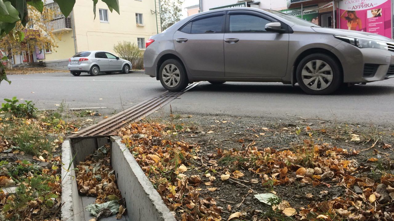 Решить проблему "гремучих решеток" на улице Карпинского планируется на этой неделе