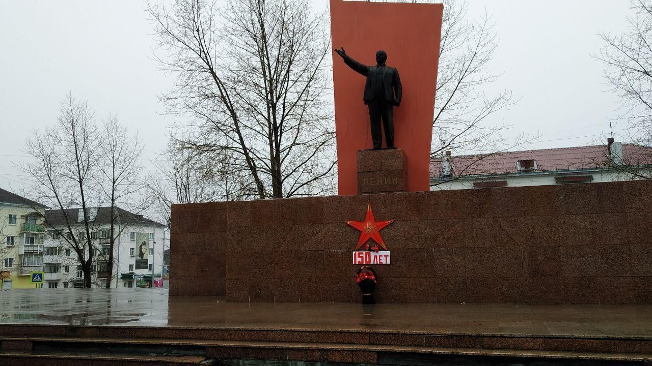 Карпинские коммунисты украсили памятник Ленину в честь 150-летия со дня рождения вождя