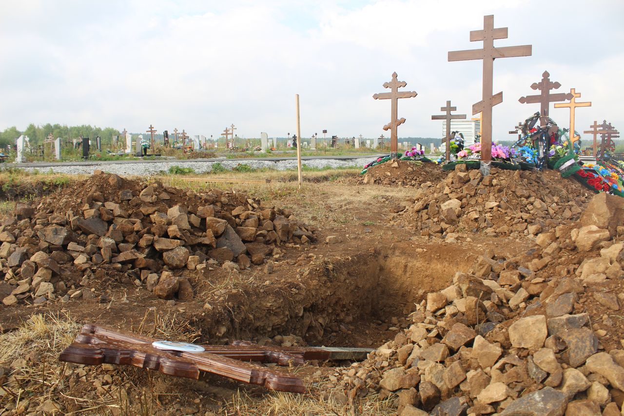Больница Карпинска оставила без комментариев скандал на кладбище