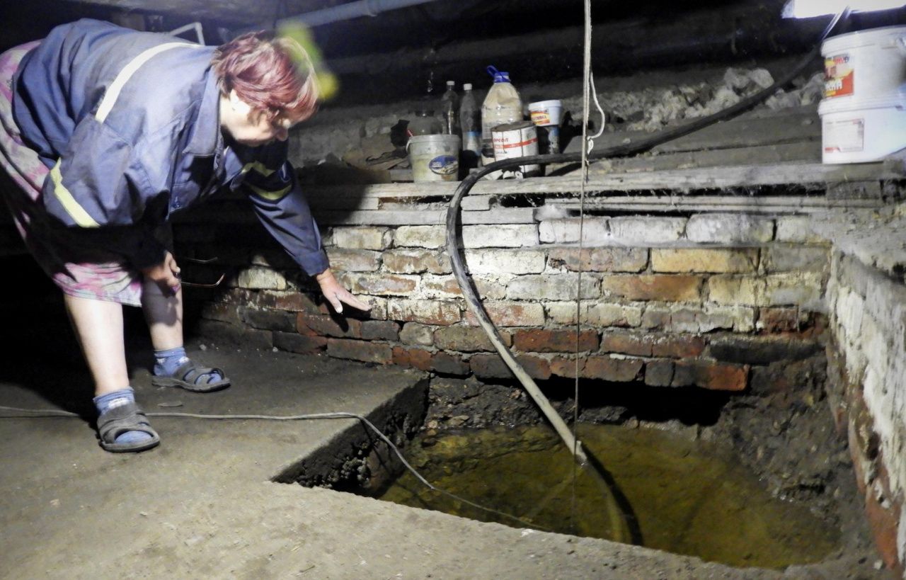 Жители частного дома жалуются на регулярные затопления подполья. Вода идет из колодца