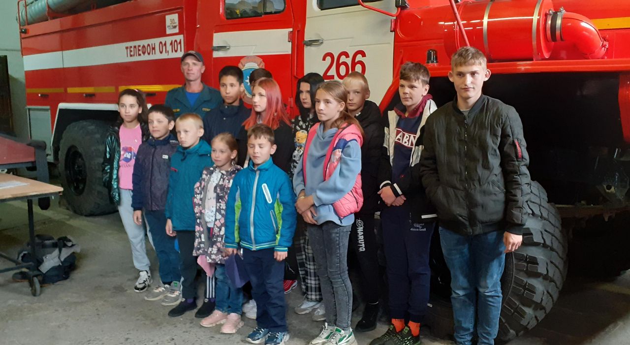 Карпинские пожарные провели экскурсию для ребят из Социально-реабилитационного центра