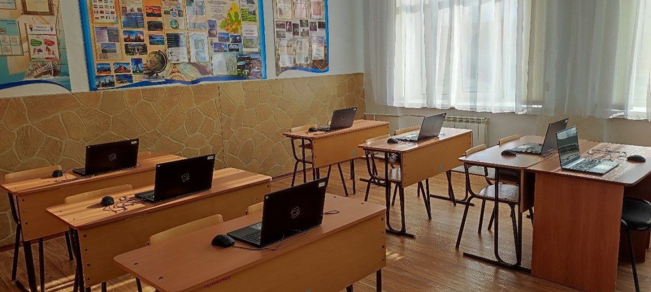 Карпинской школе-интернату подарили 28 ноутбуков 