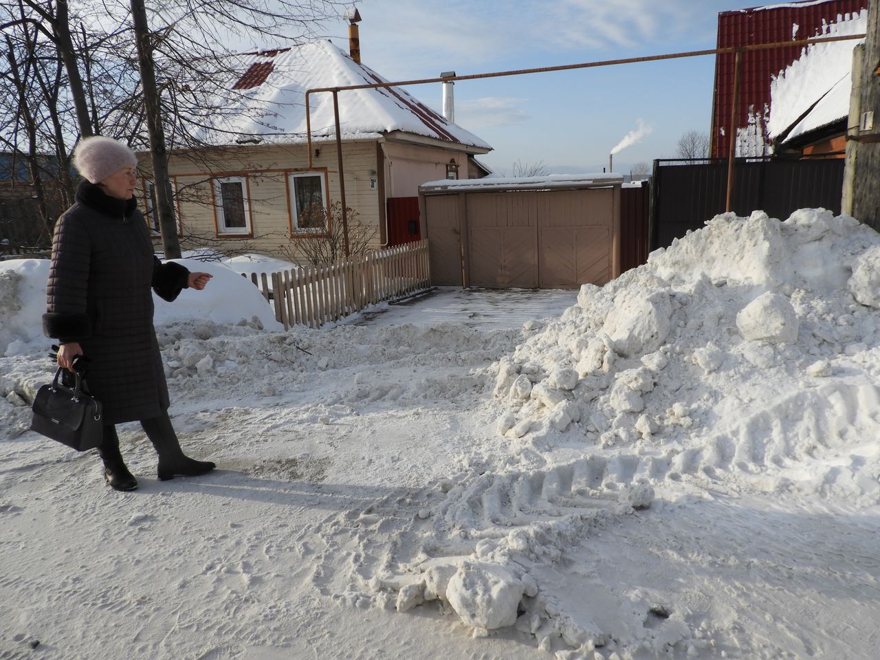 Карпинцы недовольны, что снег после чистки дорог коммунальщики сдвигают ближе к домам
