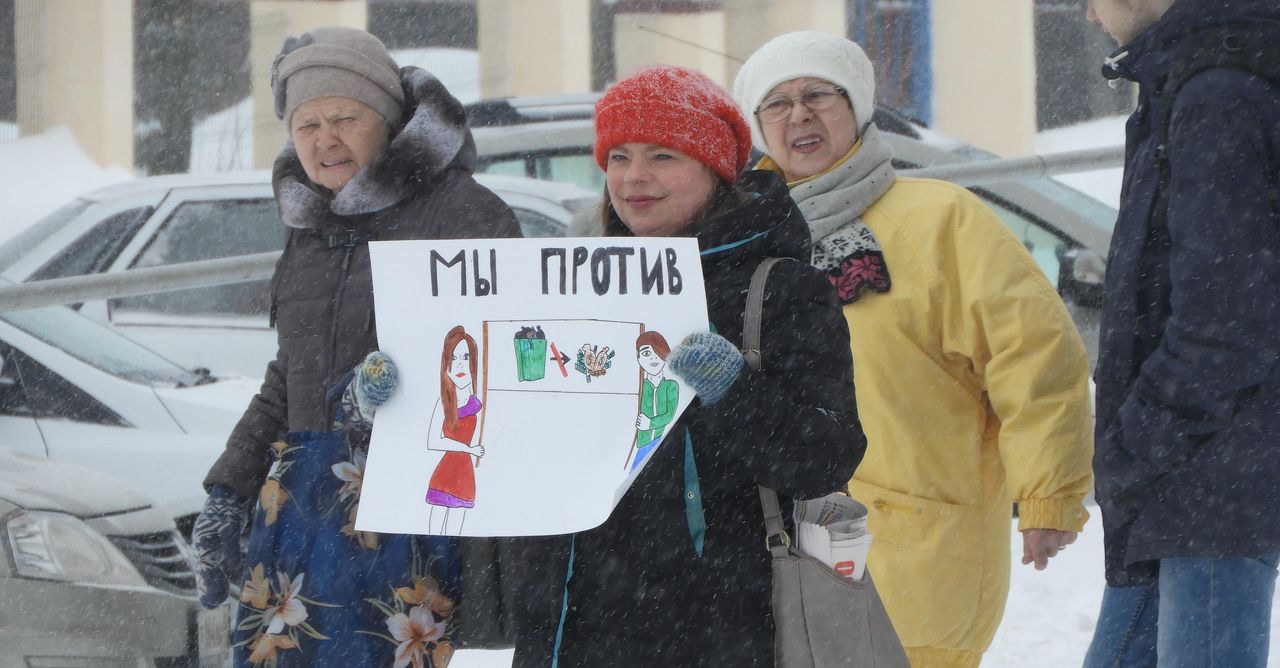 19 человек вышли на улицы города с плакатами против “мусорной реформы”