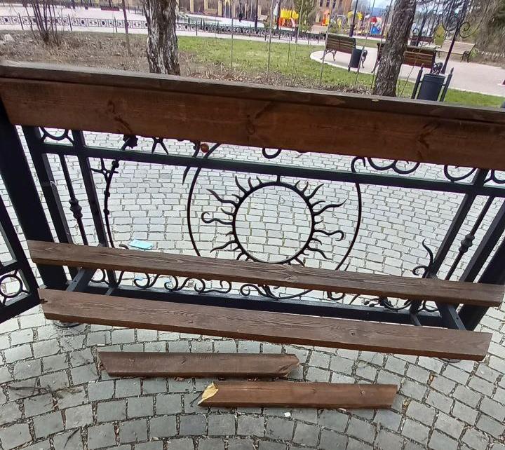 Скамейку в парке ДКУ, на которую карпинцы жаловались 4 месяца назад, пообещали скоро отремонтировать