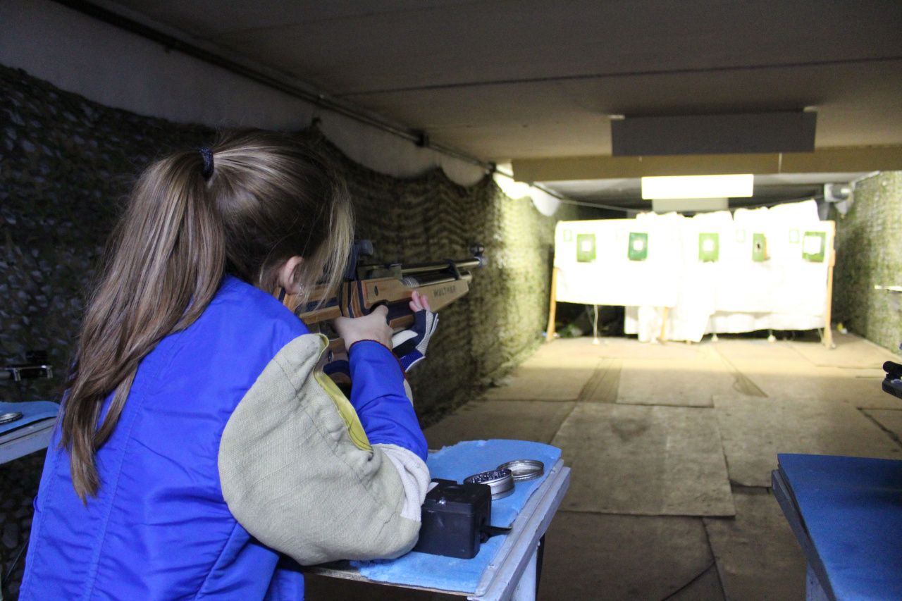 В Карпинске прошли городские соревнования по стрельбе. Кто оказался самым метким