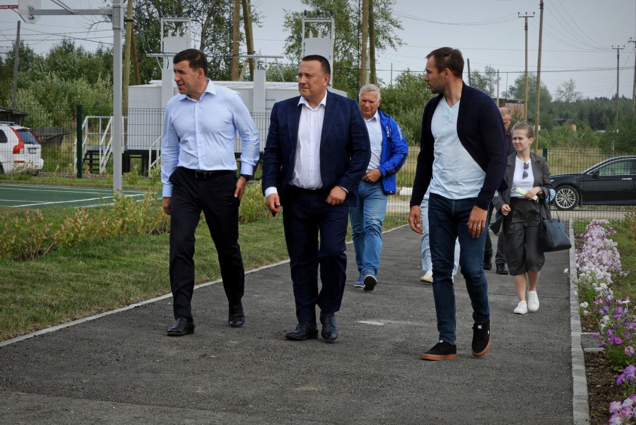 Поселок Сосновка посетил губернатор Евгений Куйвашев. Ему показали новую школу и угостили помидорами