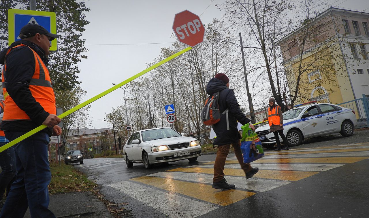 В Карпинске родители школьников дежурят на пешеходном переходе