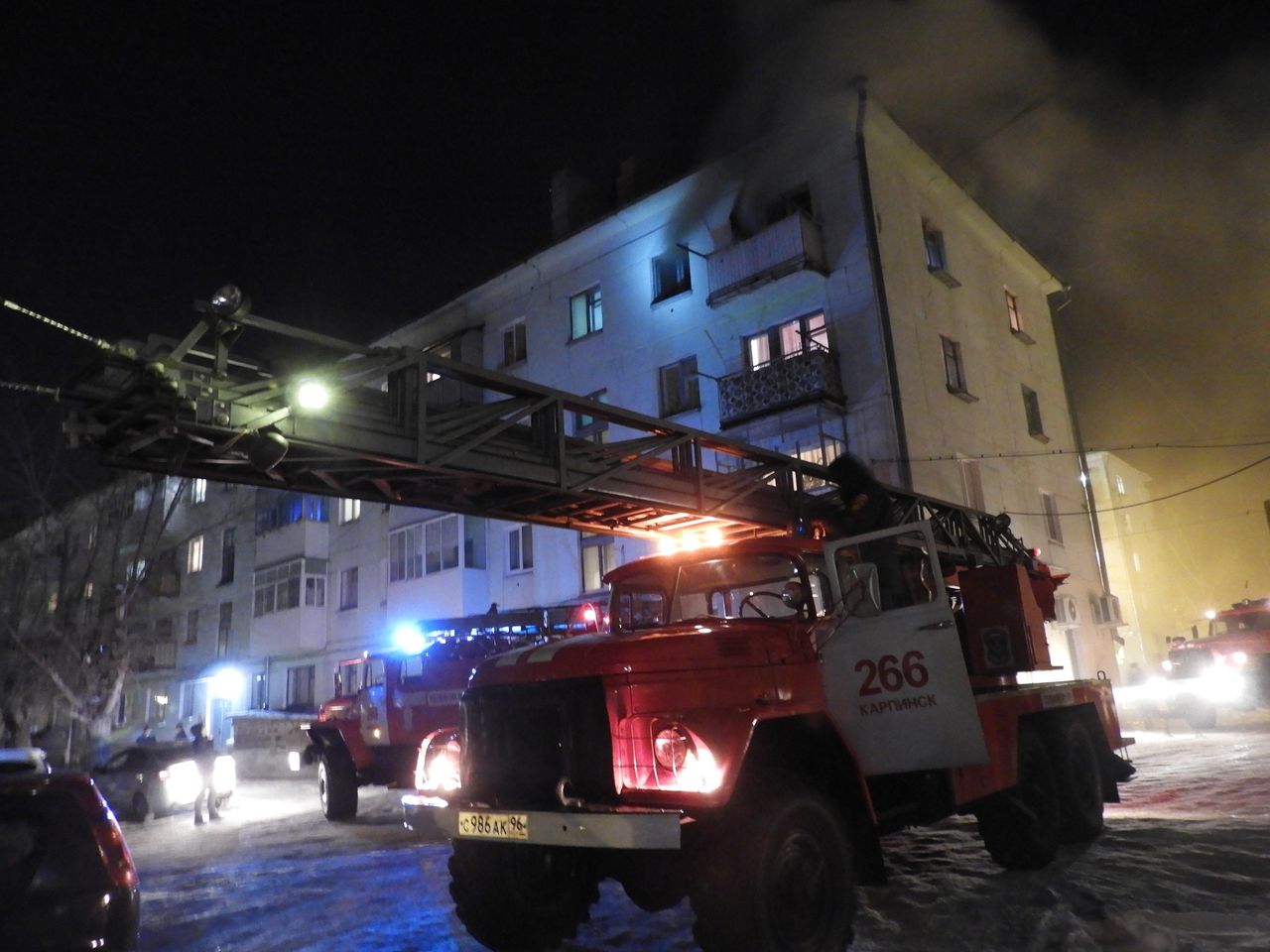В центре Карпинска - пожар. Горит квартира на 4 этаже