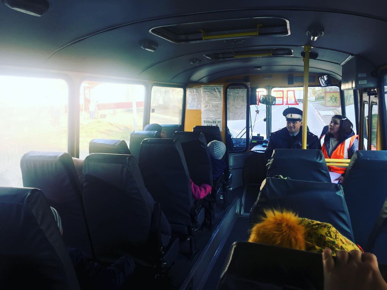 Первоклассников школы №6 катали на автобусе и рассказывали о безопасности на дороге