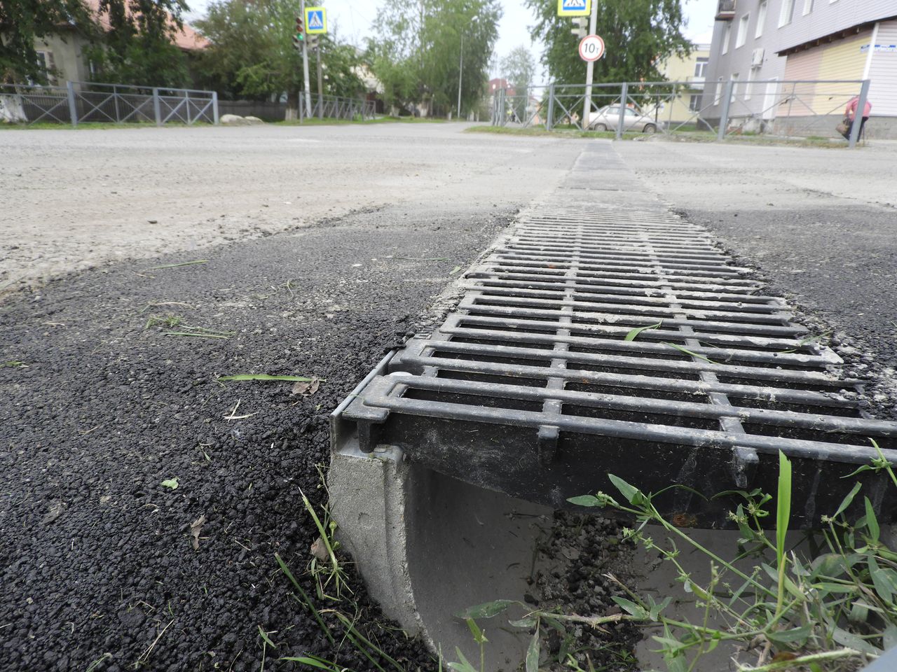 На улице Карпинского заменили "гремучие" решетки