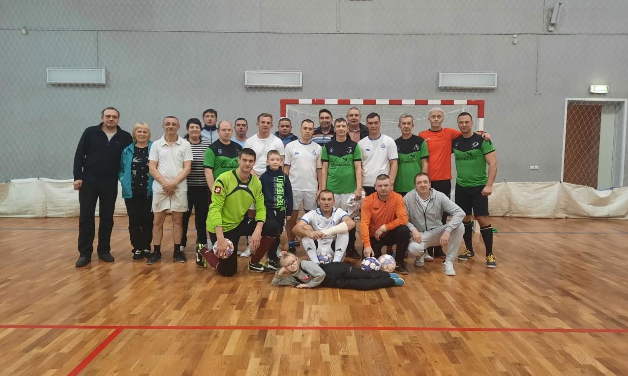 В Карпинске ветераны МВД сыграли между собой в футбол в память о почившем в прошлом году коллеге