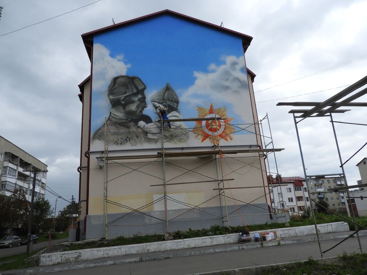 Карпинские художники рисуют на стене дома огромную картину