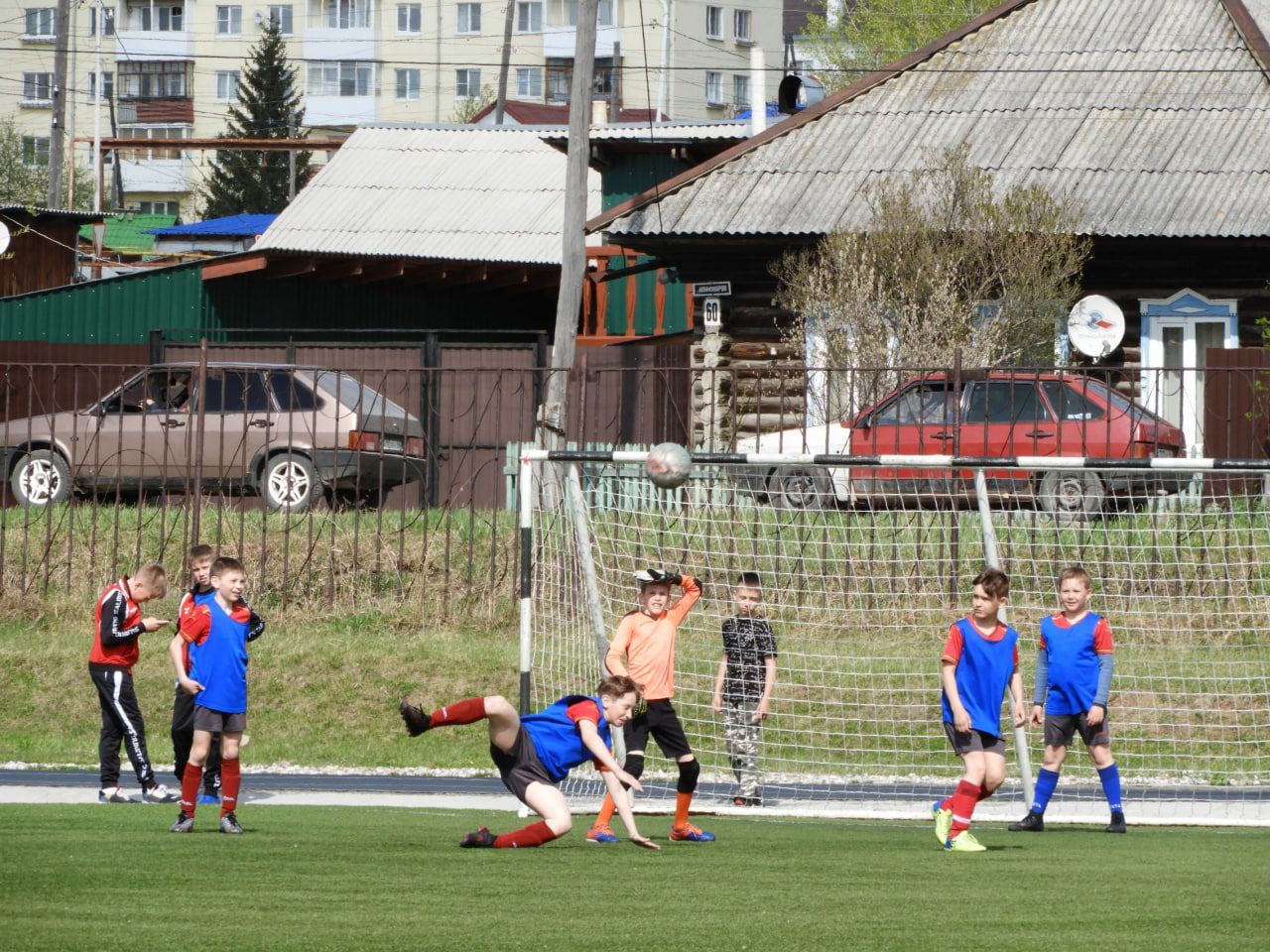 В Карпинске проходят соревнования по футболу среди школьников «Кожаный мяч»