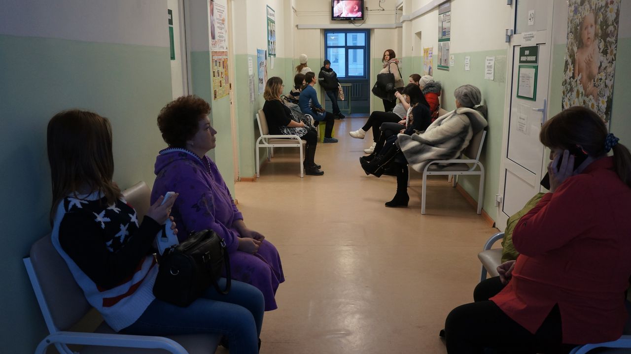 В Карпинской городской больнице не хватает двух десятков врачей. Как решить проблему?