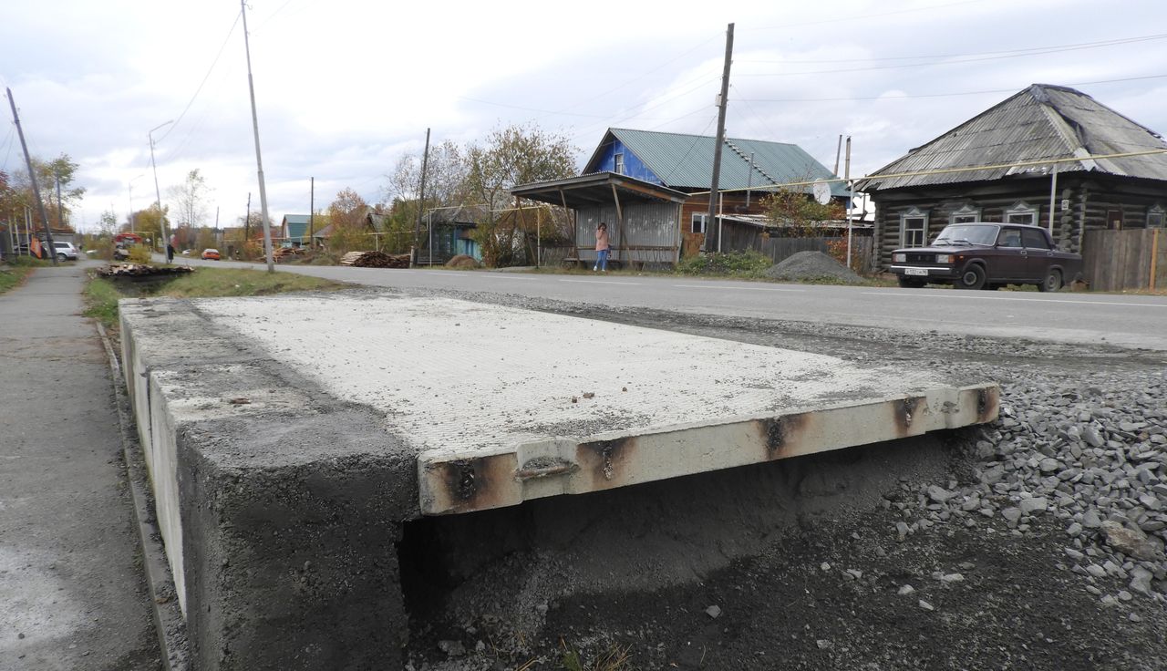 В Карпинске обустраивают автобусные остановки