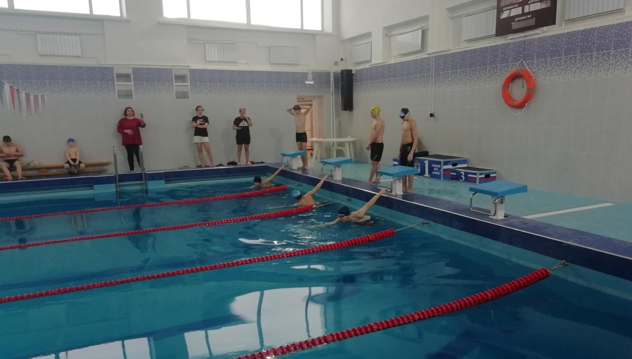 В карпинском бассейне прошли окружные соревнования среди школ-интернатов 