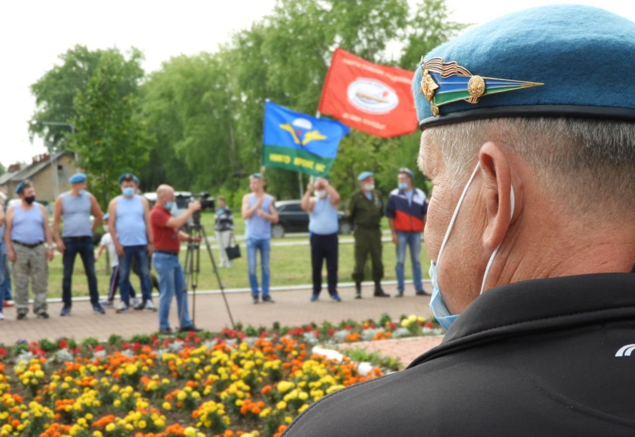 Вчера в Карпинске, на площади Славы, все-таки отпраздновали День ВДВ