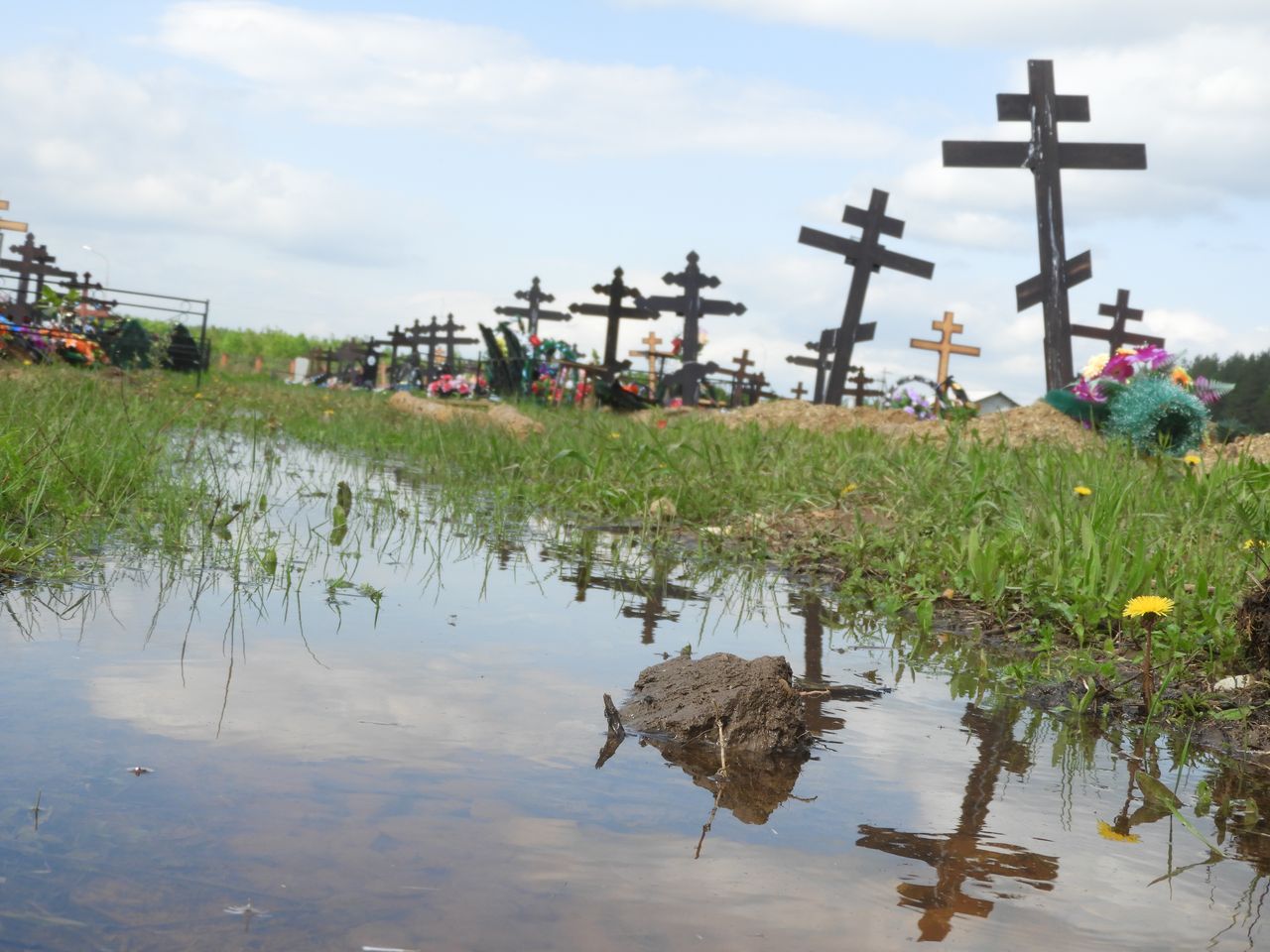 Директор УКХ пообещал решить проблему с подтоплением кладбища в ближайшее время