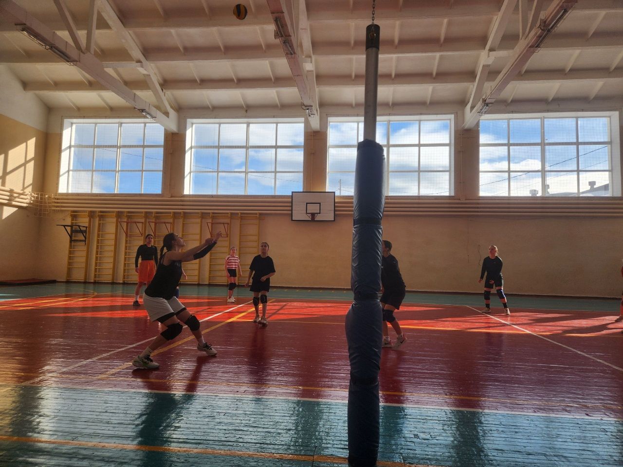 Карпинские школьники и студенты выяснили, кто лучше играет в волейбол