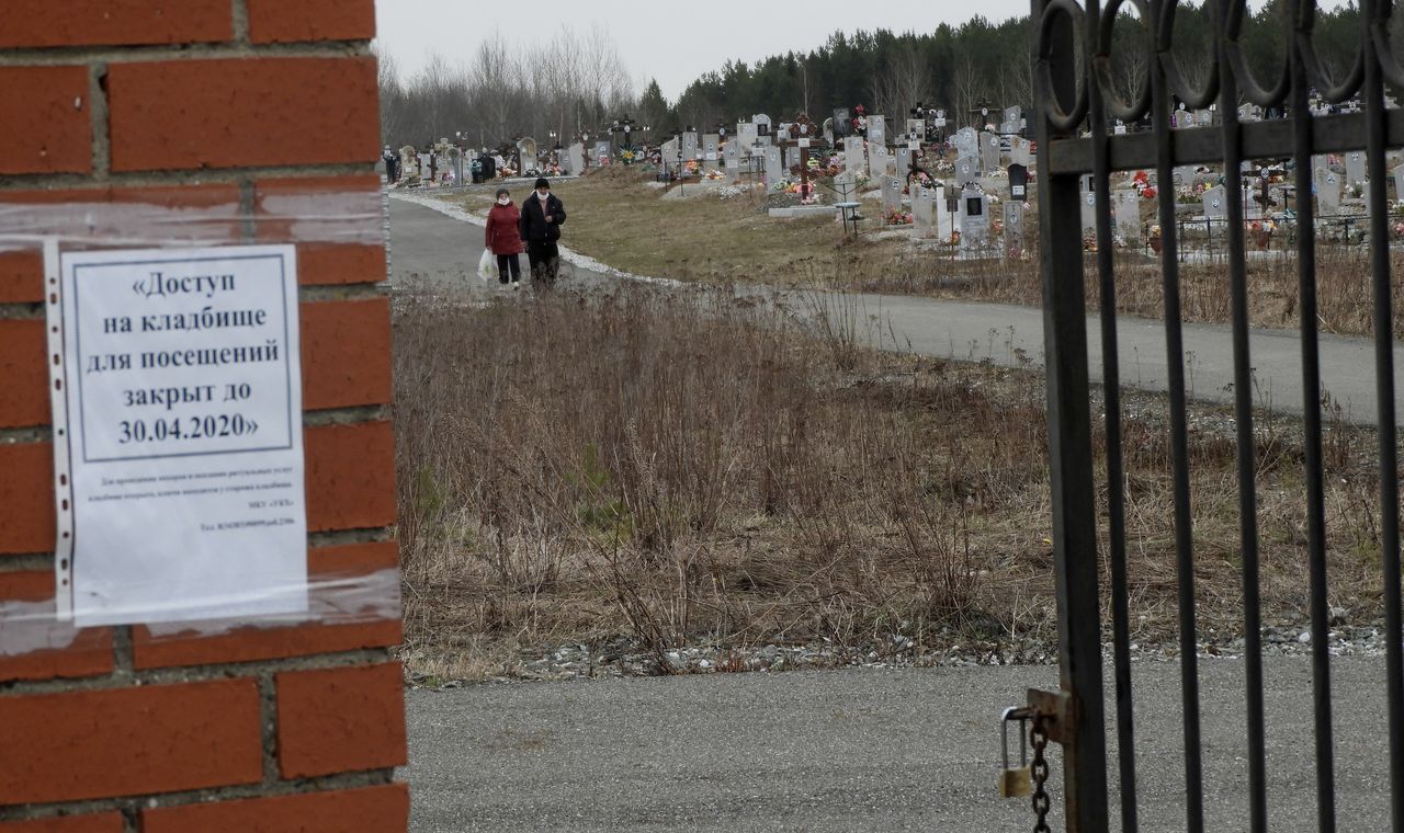Карпинские власти сдались перед наплывом людей на кладбище и разрешили открыть ворота