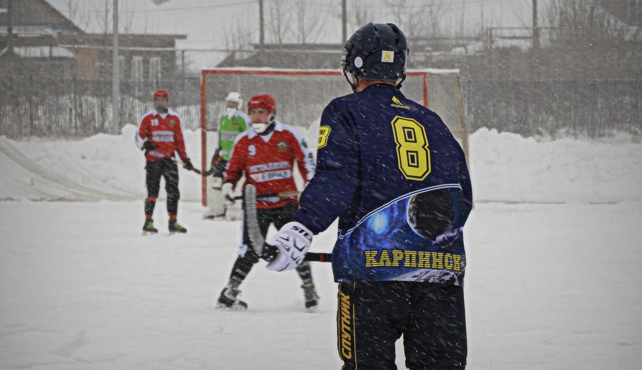 В эту субботу в Карпинске встретятся два фаворита областного чемпионата по хоккею с мячом