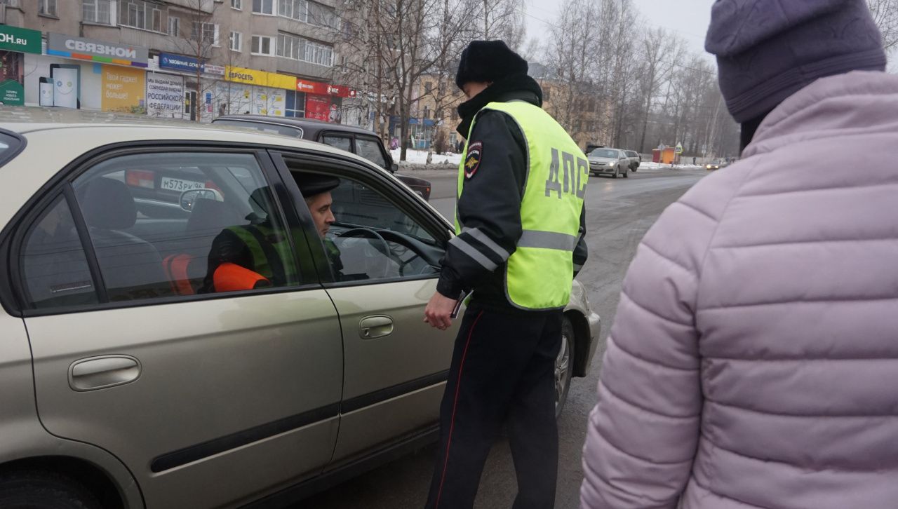 Сотрудники ГИБДД патрулируют улицы в поисках водителей-должников
