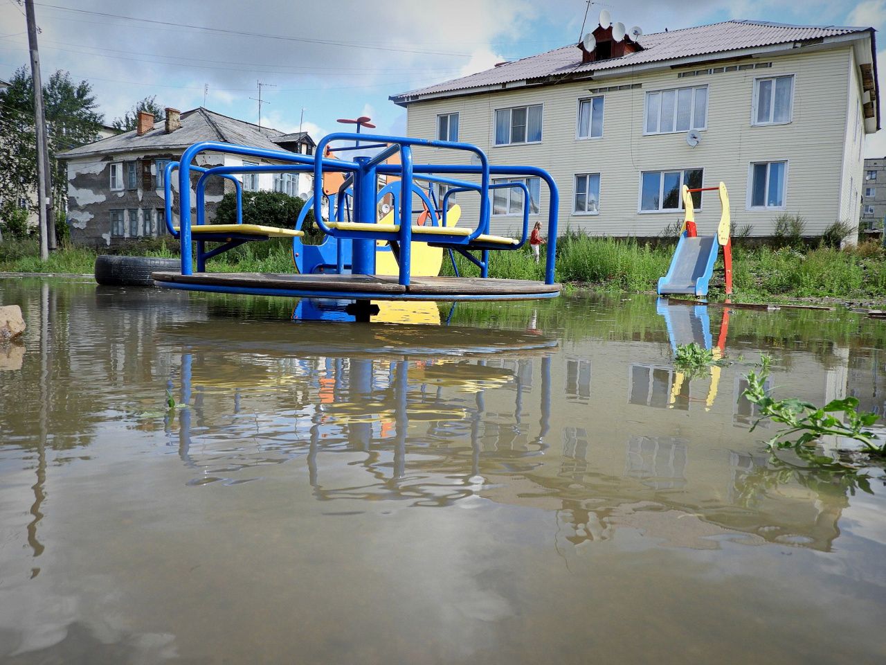 В Карпинске затопило детскую площадку на Лесопильной. Откуда вода?