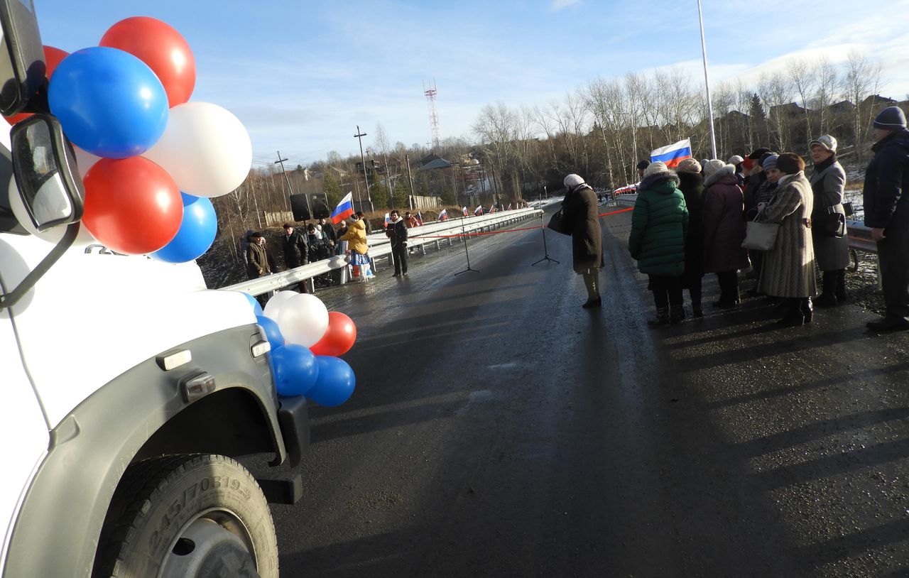 В Карпинске торжественно открыли мост