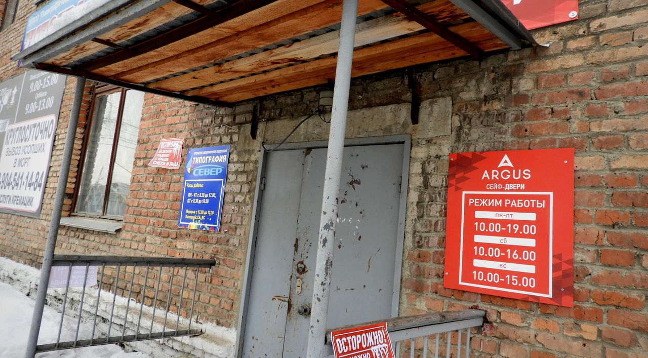 Завод "Аргус" обещает решить проблему с клиентами карпинского магазина дверей