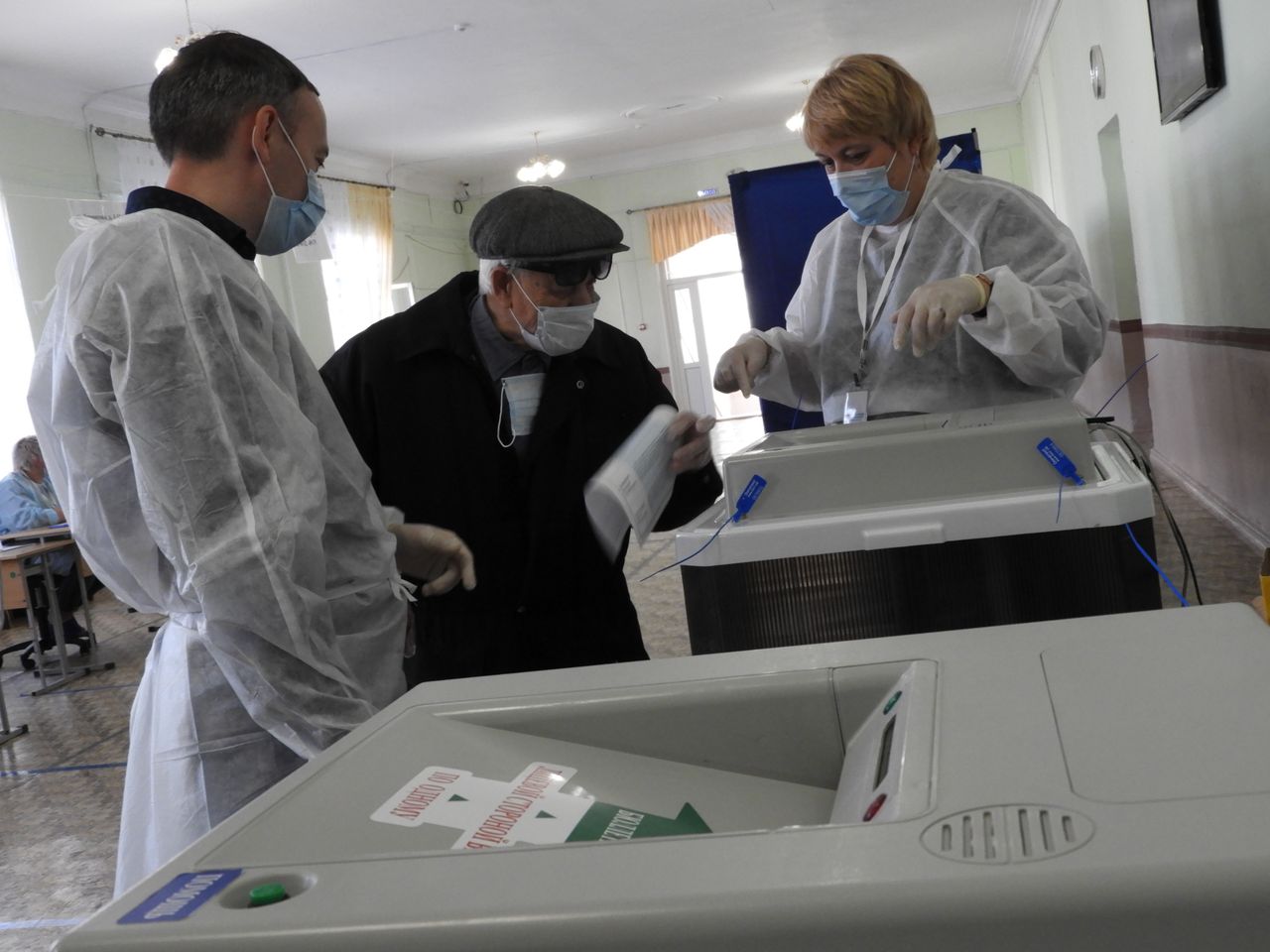 "Явка у нас хорошая". Как идет голосование на двух самых важных для Карпинска избирательных участках