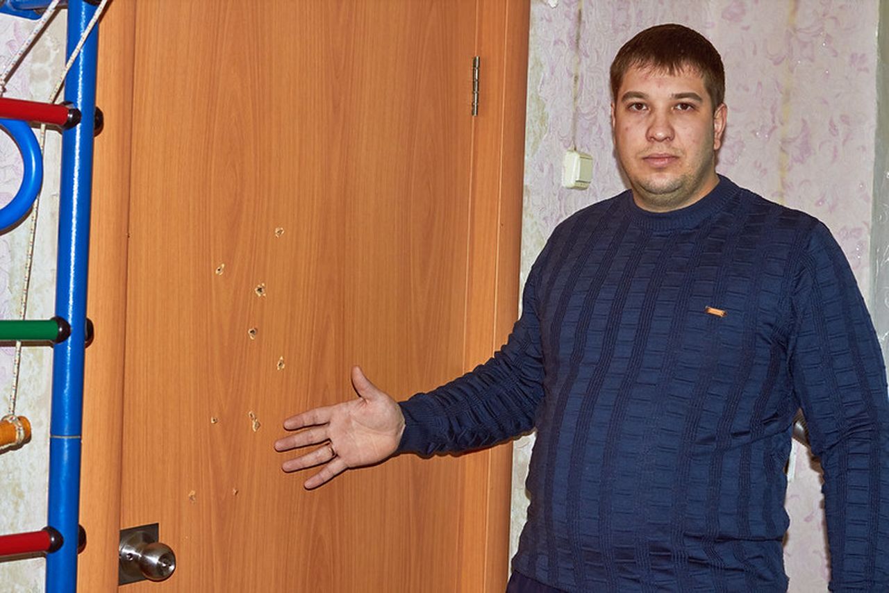 В Краснотурьинске мужчина расстрелял дверь соседей. Чудом не пострадали беременная женщина и ее дочь