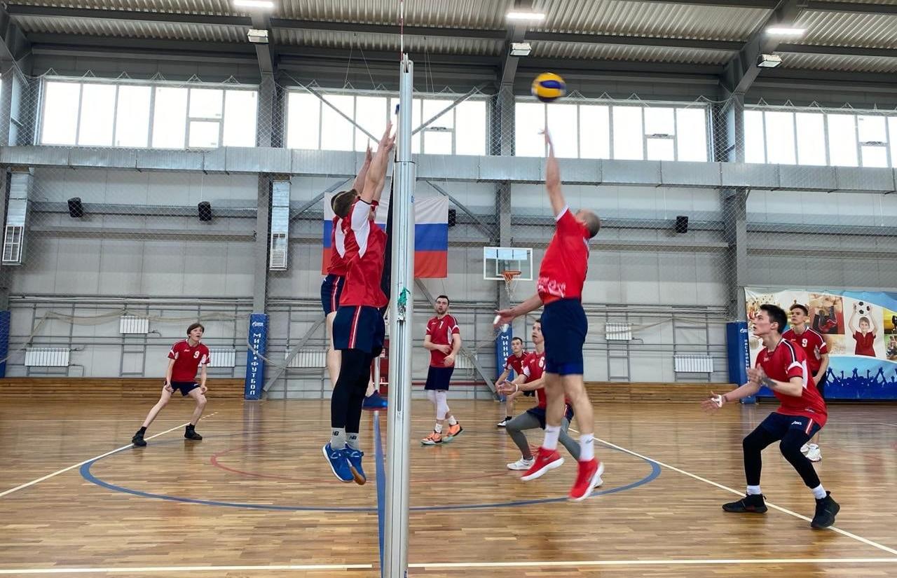 В Карпинске завершился городской чемпионат по волейболу. Называем победителей