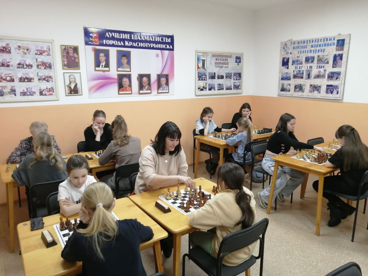 Карпинские шахматистки выступили на праздничном турнире в Краснотурьинске
