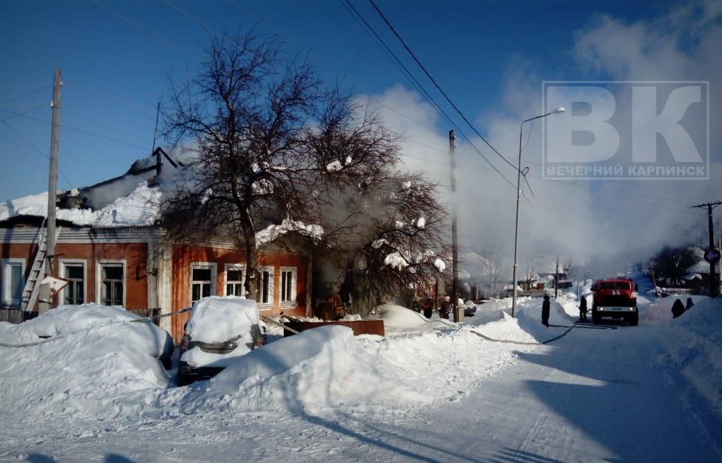 В Карпинске горел частный дом, в котором находился 10-летний ребенок. Его спасли сосед и бабушка