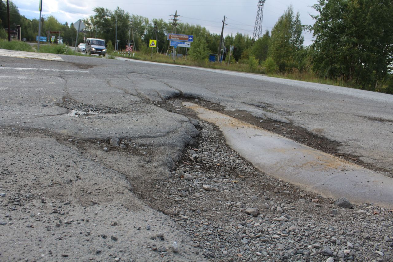 Карпинские водители жалуются на растущую с весны яму на улице Советской