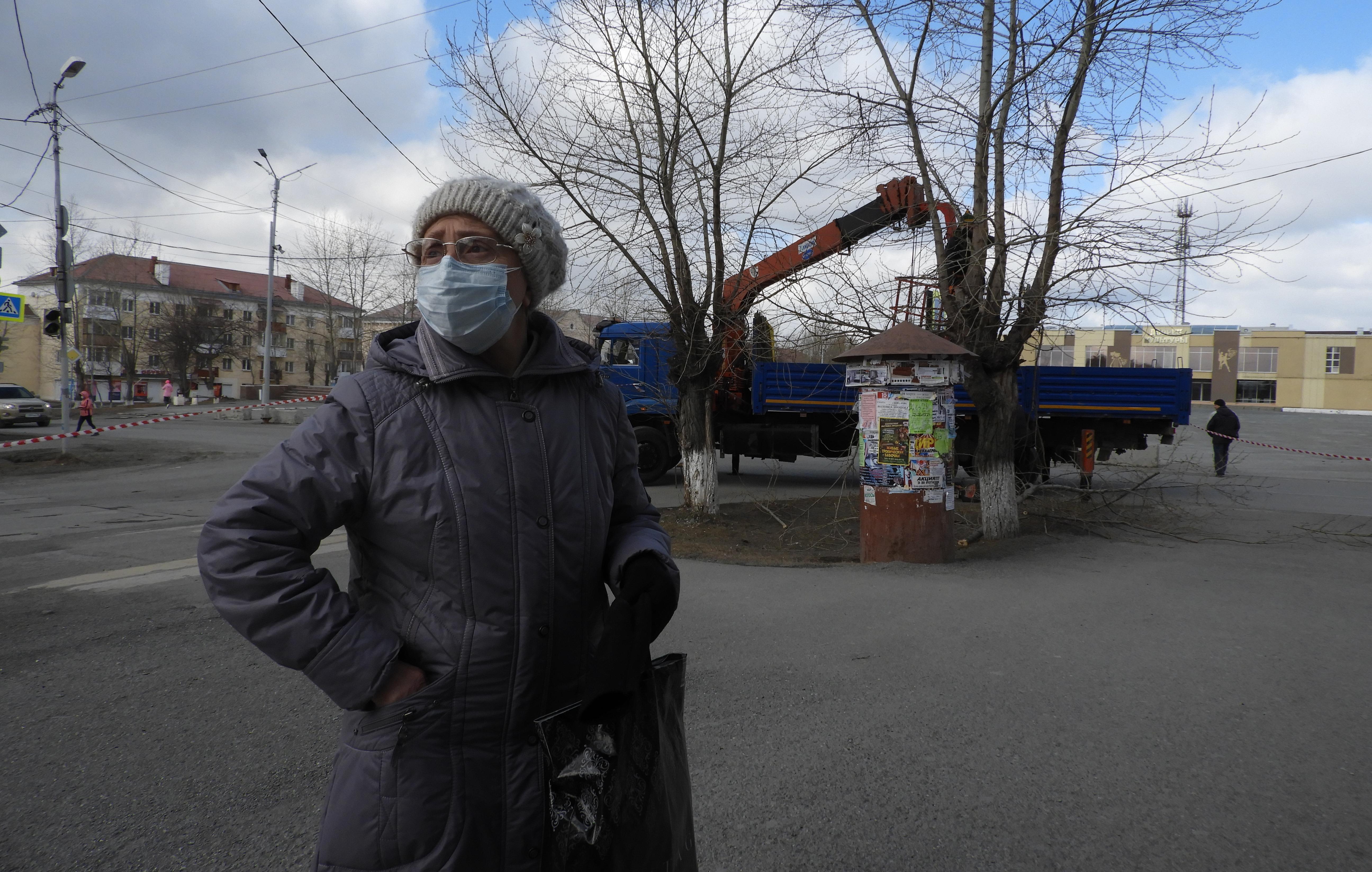 В Карпинске неравнодушная пенсионерка уговаривала рабочих не пилить тополя на Мира