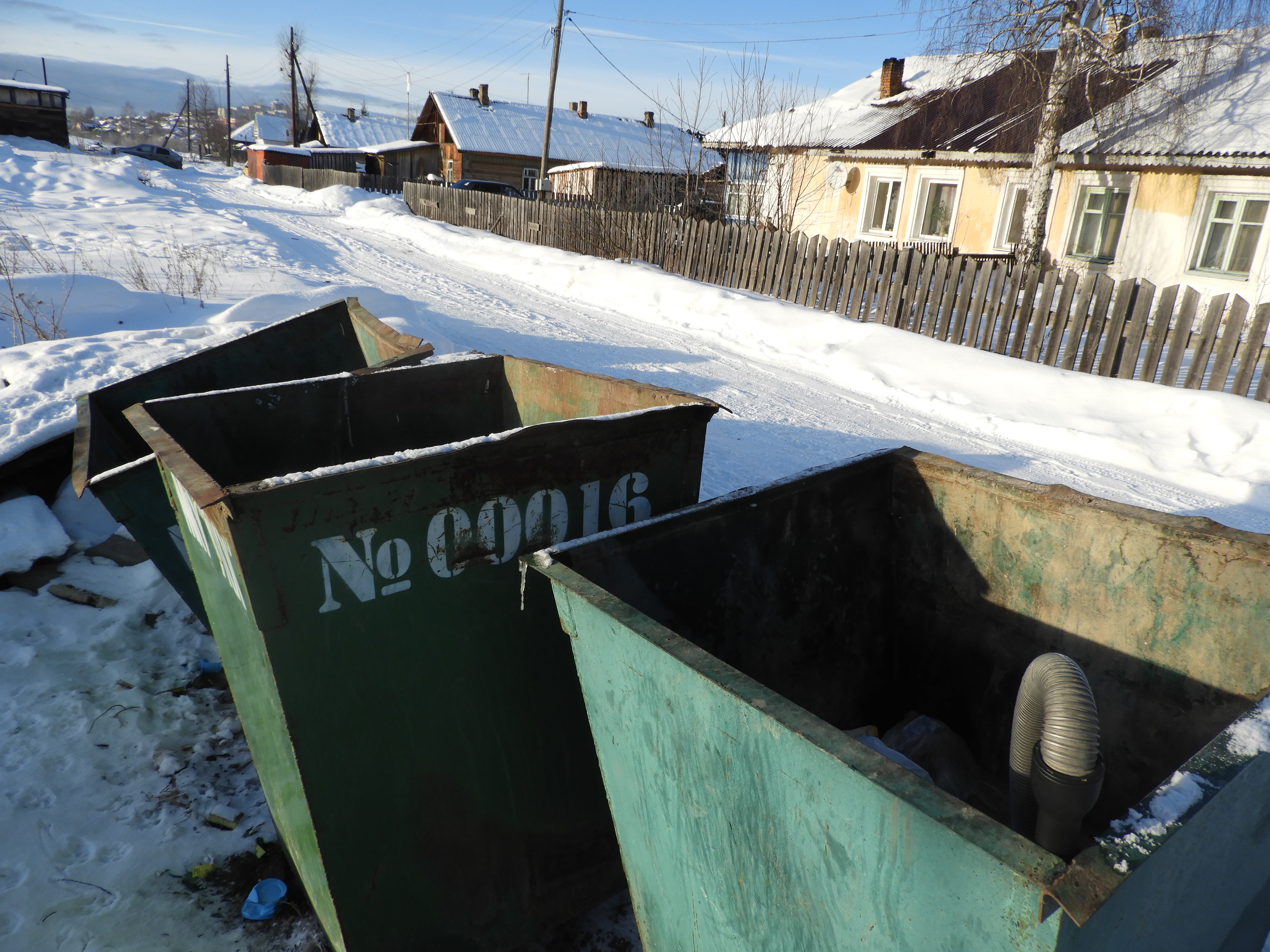Жители заречной части города жалуются на нехватку мусорных контейнеров