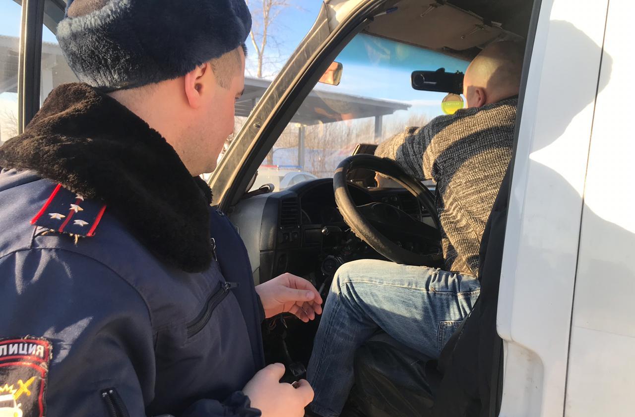 Сотрудники ГИБДД проверили автобусы между Карпинском и Волчанском 