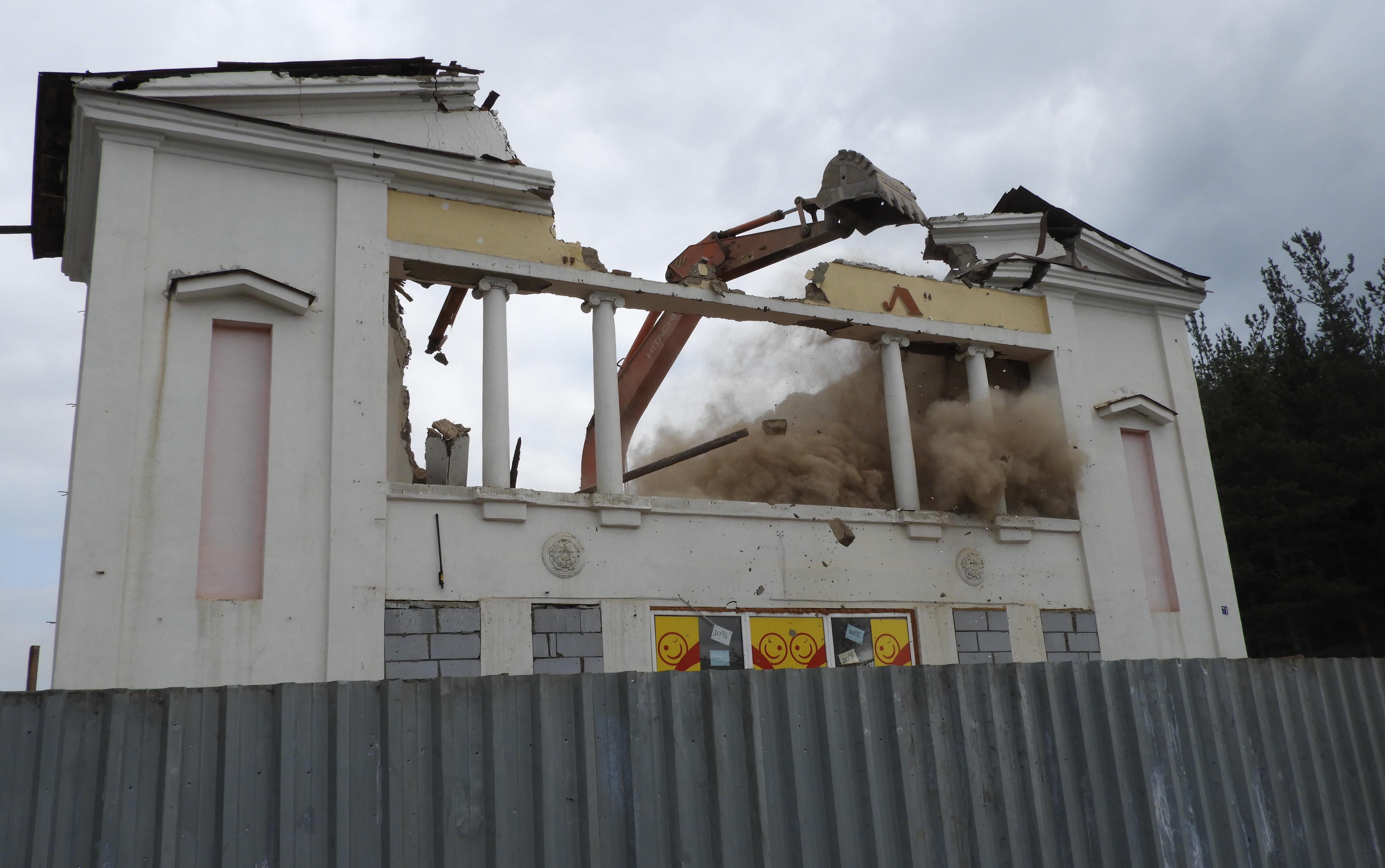 В Карпинске снесли здание бывшего кинотеатра "Урал"