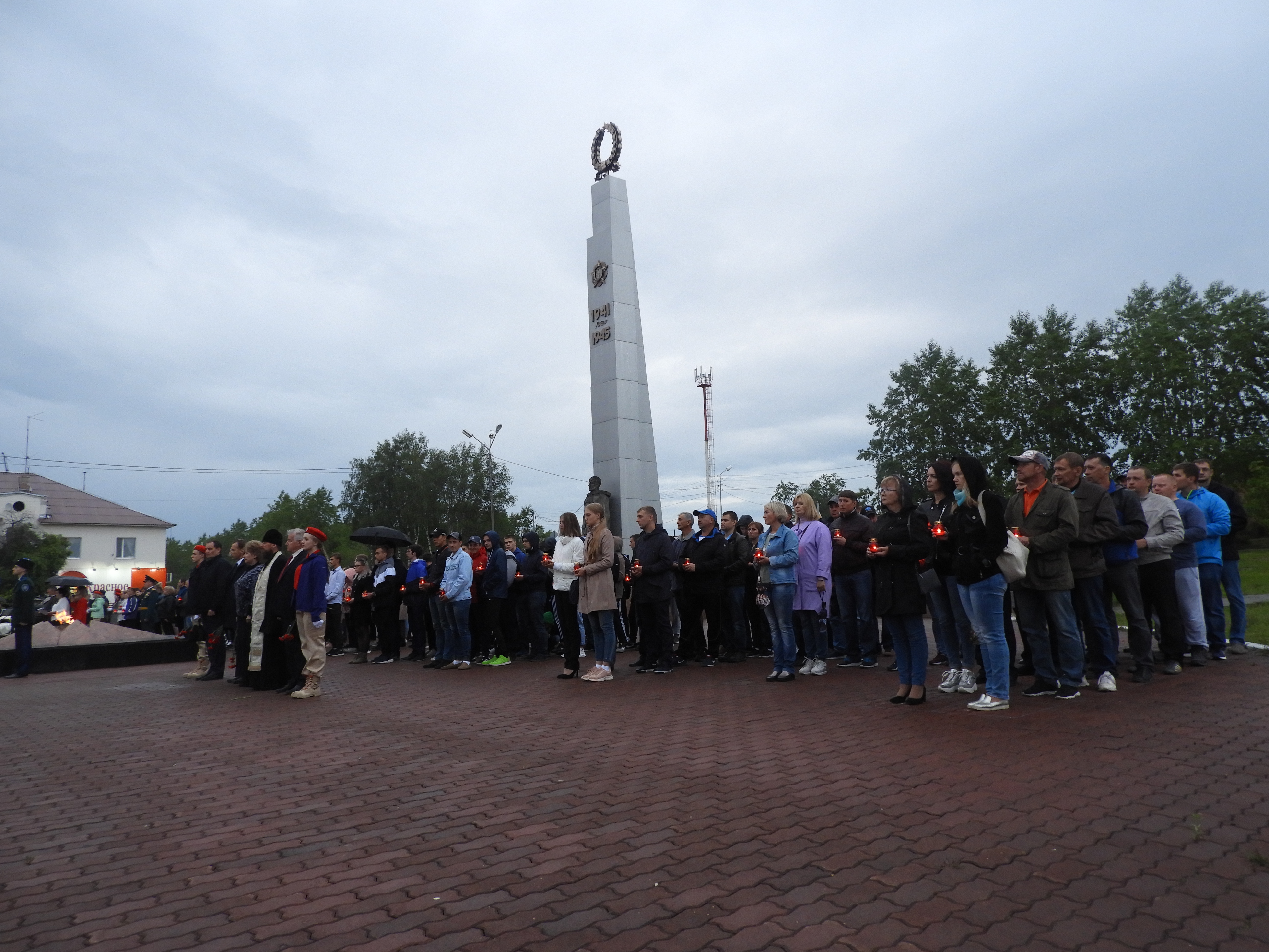 Карпинцы почтили память погибших солдат и передали горсть земли с их могилы в Москву