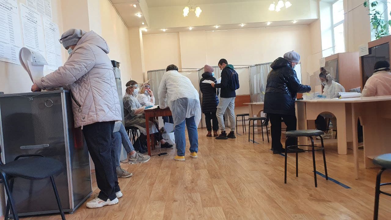 На избирательном участке в музее за первую половину дня проголосовали более 400 человек