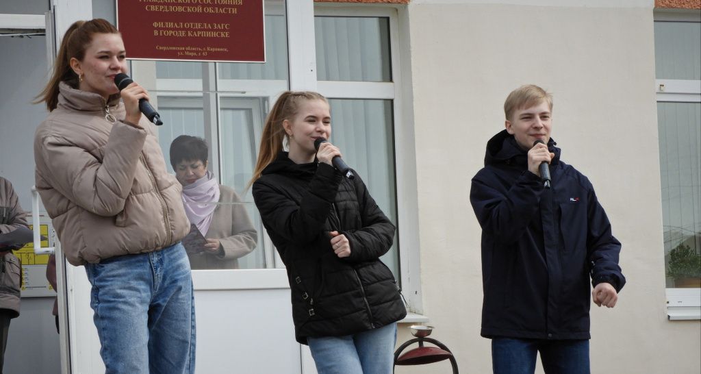 Перед горожанами выступали артисты ГДК. Фото: Александр Ярошук, «Вечерний Карпинск»