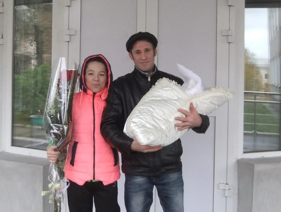 Олег и Ирина возле родильного дома. Муж и папа - с маленькой Софией на руках. Фото: семейный архив